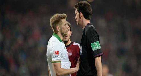 بالفيديو .. مهاجم بريمن يضرب المثل فى الروح الرياضية بلقطة نادرة